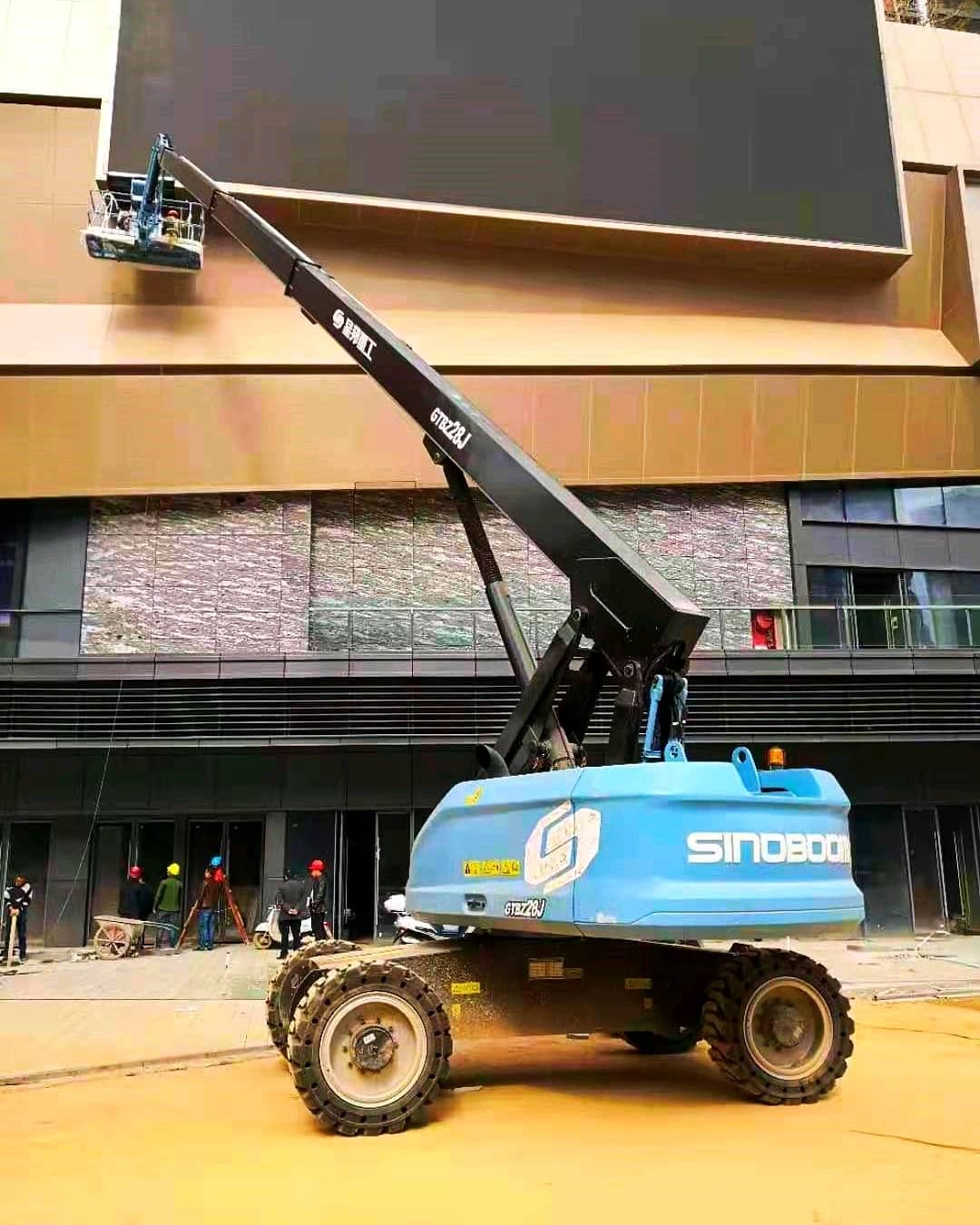 Cho thuê xe nâng người boom lift tại khu công nghiệp Long Khánh Đồng Nai